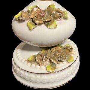 ✨ HP ✨ Vintage ✨ ≈1920's Leviton Porcelain Lamp Base w/ 3D Rose Detail. ✨